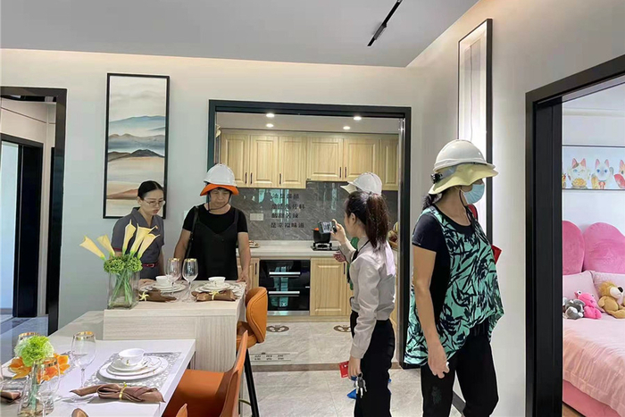 意向置业客户参观精装样板间_副本.jpg